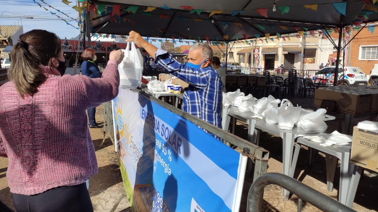 Foto 2 de 12 — Dia de Santo Antônio: Celebrações, distribuição de pães e venda de bolos marcam a data em Araraquara